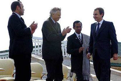 De izquierda a derecha, Mohamed VI , Dominique de Villepin, el representante del presidente de Madagascar y José Luis Rodríguez Zapatero