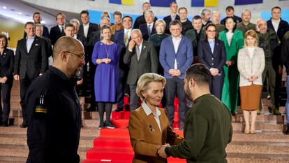 La presidenta de la Comisión Europea, Ursula von der Leyen, y el presidente ucranio, Volodímir Zelenski, el jueves en Kiev.