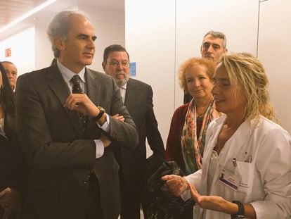 Enrique Ruiz Escudero, consejero de Sanidad de Madrid, visita el Hospital Rey Juan Carlos de Móstoles, de Quirónsalud, en 2018.