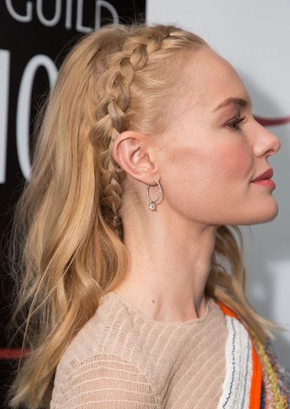 La actriz Kate Bosworth actualiza la trenza holandesa con este tipo diadema que deja el resto del pelo suelto. Para darle más movimiento, se ondula ligeramente con unas planchas.