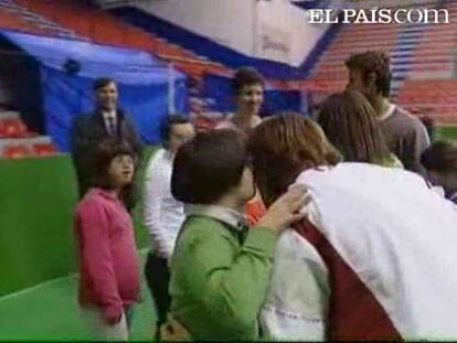 Los vencedores de la Copa Davis han ejercido de profesores de tenis en Bilbao. Los tenistas David Ferrer y Juan Carlos Ferrero han compartido raquetas con un grupo de niños con síndrome de Down.