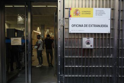 La oficina de extranjería de la Delegación de Gobierno de Madrid, una de las que más retrasos acumula, ha reducido a la mitad la oferta de citas previas.