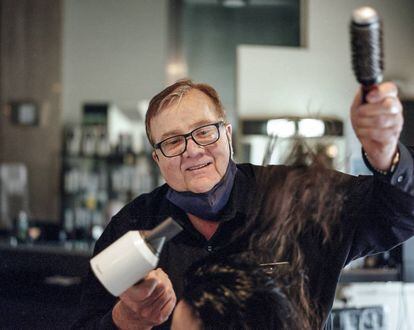 Eivind Bjerke en su peluquería en Washington.