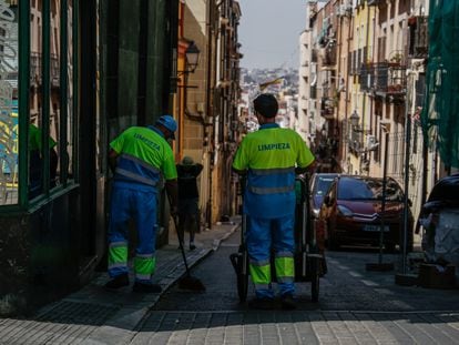 Operarios de la limpieza en Lavapiés, Madrid.