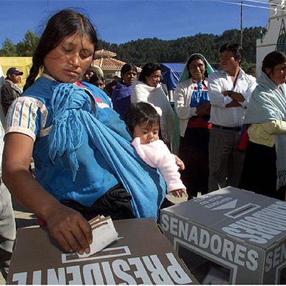 Una indígena totzil maya vota en las últimas elecciones presidenciales.