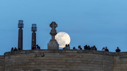 La luna, sobre el Puente de Piedra de Zaragoza, el 5 de abril.