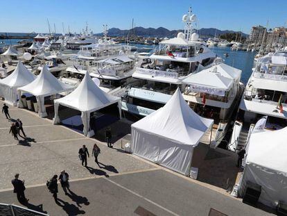 Los yates de algunas empresas asistentes a Mipim 2019, amarrados junto al Palacio de Festivales de Cannes. 