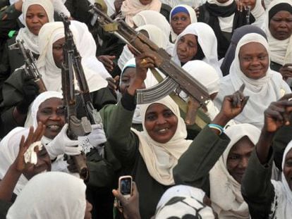 Militares sudanesas, durante la visita del presidente Al Bashir.