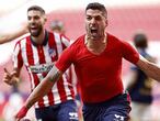 Luis Suárez celebra su gol a Osasuna que permitió al Atlético mantener el liderato