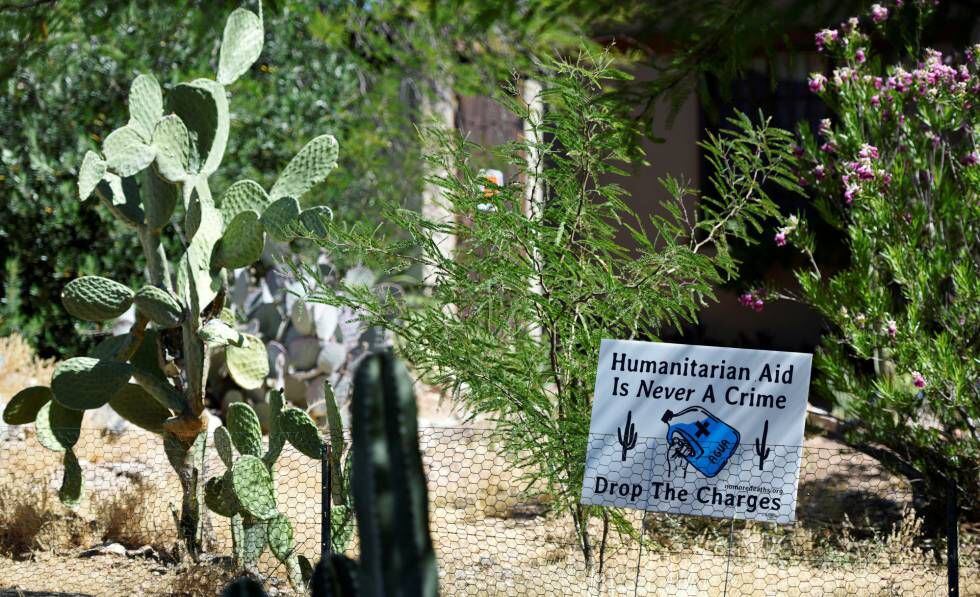 Un cartel en solidaridad con No Más Muertes en una casa de Tucson reza: