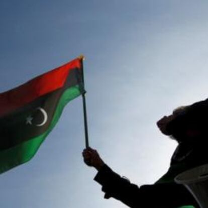 17.
Libia
Producción: 1,789 millones de barriles al día
Reservas: 44.300 millones de barriles
Habitantes: 6,46 millones
PIB: 89.090 millones de dólares
Miembro de la OPEP, sexto mayor proveedor de crudo de España. Sus reservas son, probablemente, las mayores de África, aunque están en buena parte sin explorar. El 95% de las exportaciones y el 25% del PIB depende de los hidrocarburos. Repsol tiene el 3,8% de su capacidad aquí.