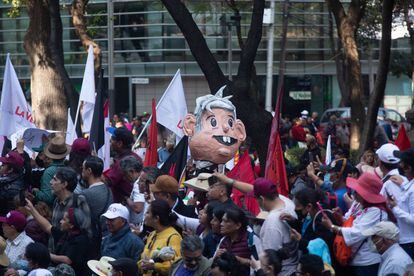 Los simpatizantes del presidente han recorrido los cuatro kilómetros que separan el Ángel de la Independencia del Zócalo capitalino. En la imagen, Una máscara gigante de López Obrador durante la marcha en Paseo de la Reforma.
