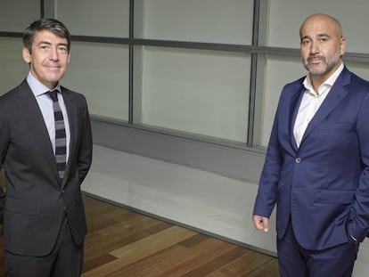 Domingo Mirón, presidente de Accenture en España, Portugal e Israel, y Javier de la Cuerda, fundador y CEO de Enimbos.