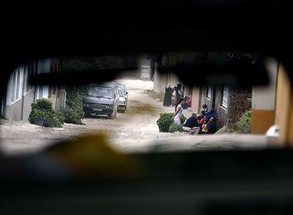 Vista de una calle donde se vende droga en la Cañada Real.