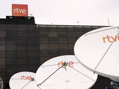 Antenas parabólicas en la sede de RTVE. En vídeo, declaraciones de Inés Arrimadas (Ciudadanos).