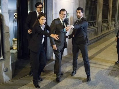 Mariano Rajoy sale del restaurante en el que estuvo mientras se celebraba la moción de censura.