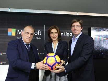 Javier Tebas, presidente de LaLiga, Pilar López, presidenta de Microsoft Ibérica y Sebastián Lancestremère, director general de Microsoft Sports.
