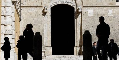 Entrada de la sede principal del Monte dei Paschi, en Siena.