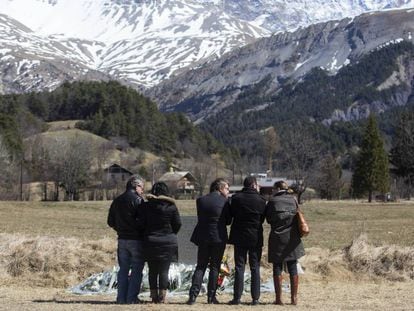 Familiares de víctimas ante el monolito erigido en Le Vernet (Francia) en 2015.