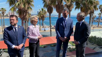El presidente del Gobierno, Pedro Sánchez (2d); la presidenta de la Comisión Europea, Ursula Von der Leyen (2i), el presidente de la Generalitat, Pere Aragonès (i), y el presidente del Cercle d'Economia, Javier Faus (d), durante la última jornada de la Reunión del Cercle d'Economia celebrada en Barcelona este viernes.