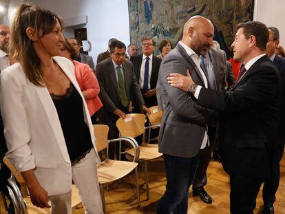 El presidente de Castilla-La Mancha, durante la jura de cargos de los nuevos miembros de su Gobierno pertenecientes a Podemos.