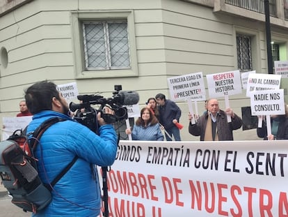 Vecinos de la calle Namur, en el centro de Santiago, protestan por el cambio de nombre de la calle.