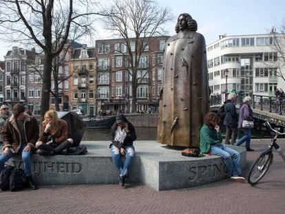 Estatua del filósofo Espinoza, en Ámsterdam.