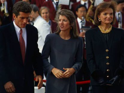 John, Caroline y Jackie Kennedy, en Boston. 