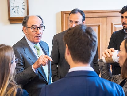 El presidente de Iberdrola, Ignacio Sánchez Galán, departe con alumnos en la Escuela de Negocios de Harvard.