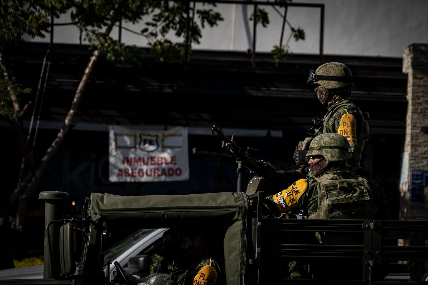 El ejército mexicano recorre los alrededores del bar Distrito 5.
