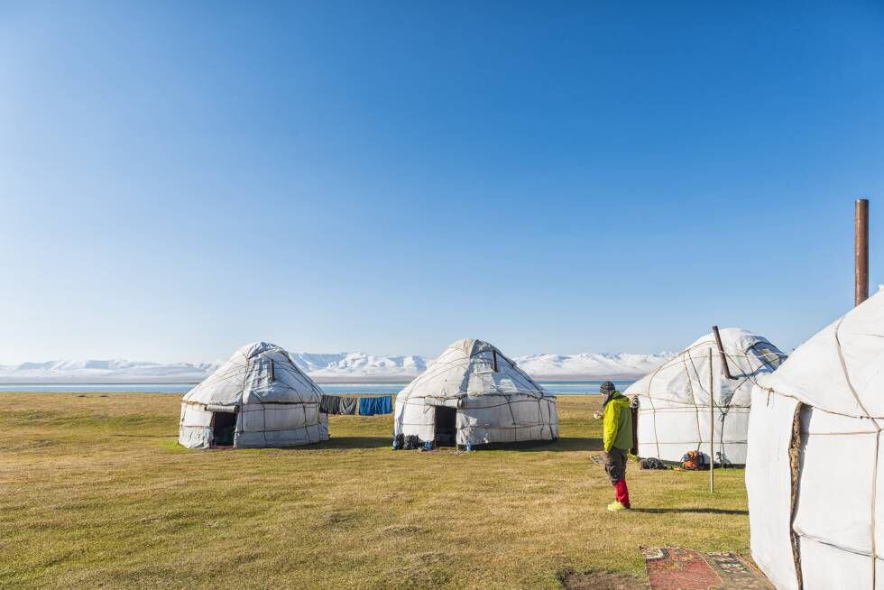 Campamento de yurtas a orillas del lago Song Kol.
