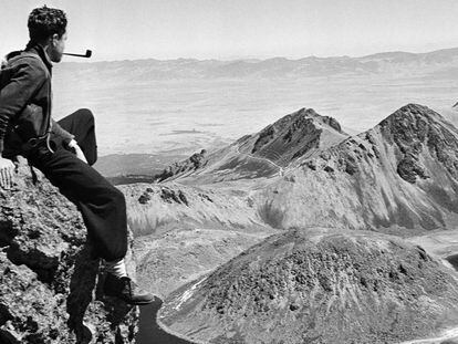 Autorretrato tomado en el Nevado de Toluca hacia 1940, obra del escritor y fotógrafo mexicano Juan Rulfo. En el vídeo, el documental que su hijo prepara por su centenario.