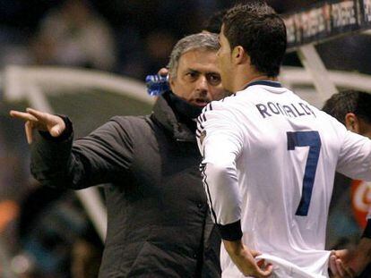 Mourinho da instrucciones a Cristiano.