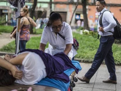 Cándida Barrios practica un masaje a una clienta, en el centro de Ciudad de México.