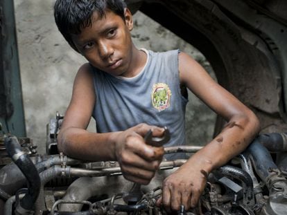 Emon Hawlader tiene 13 años y trabaja nueve horas diarias reparando motores desde hace dos años y medio.