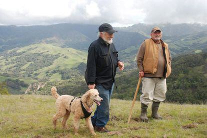 Gary Snyder y Jim Harrison en un fotograma de <i>La práctica de lo salvaje, </i><b>de John J. Healey.</b>