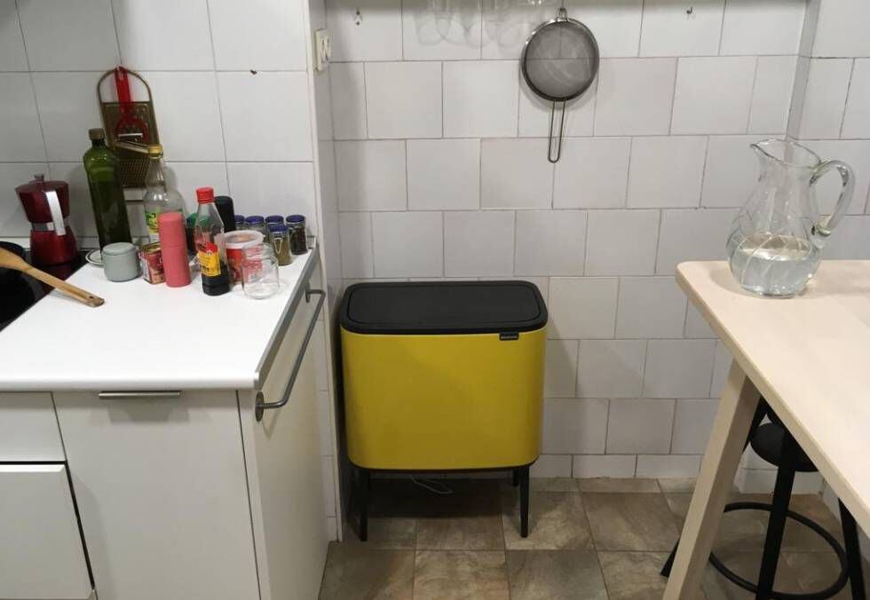 El cubo amarillo de diseño que tiene Beñat en la cocina.