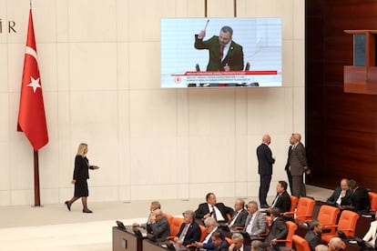 Un diputado de la oposición de centroizquierda golpea un teléfono móvil con un martillo durante el debate sobre la ley contra la desinformación, que grupos de defensa de la libertad de prensa consideran que supondrá una mayor censura en internet y redes sociales.