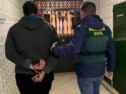 Un hombre de 38 años, vecino de la localidad sevillana de Dos Hermanas, detenido por la Guardia Civil al haberle sido intervenidos 350 vídeos de agresiones sexuales a menores de edad el pasado mes de enero.