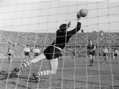 Carmelo detiene el penalti a Kubala en el Barça-Athletic de semifinales de la Copa de 1955.