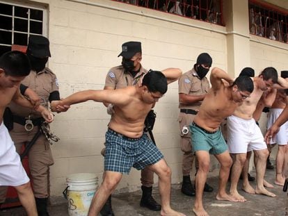 Miembros de la mara Salvatrucha y de Barrio 18 son puestos bajo custodia de la prisión en Ciudad Barrios (El Salvador), en mayo de 2022.