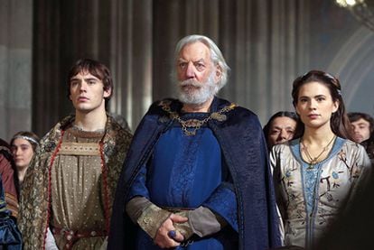 Donald Sutherland interpreta a Bartolomé, el padre de Aliena (Hayley Atwell) y Richard (Sam Claflin) en la producción para televisión del libro <i>Los pilares de la Tierra</i>