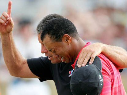 Tiger Woods, junto a su caddie Steve Williams tras ganar el Open Británico meses después de la muerte de su padre.