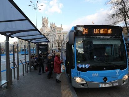 Un autobús de la EMT en la plaza de Cibeles de la capital. 
