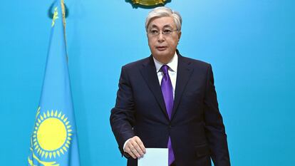 El presidente de Kazajistán, Kasim Yomart Tokayev, votaba en las elecciones presidenciales de ayer domingo.