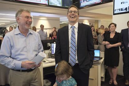 El editor de &#039;The Washington Post&#039;, Martin Barron (Izda.) junto a David Fahrenthold en la redacci&oacute;n del diario.