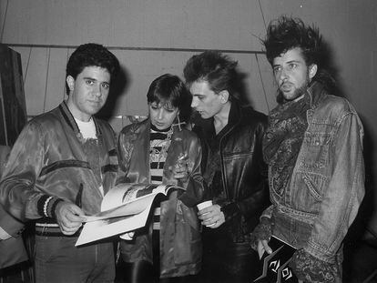 Pedro Almodóvar, la galerista Blanca Sánchez y el dúo Costus en la inauguración de 'El Chochonismo ilustrado', en 1981, en la galería madrileña Fernando Vijande.