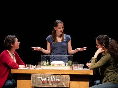 Una escena de la obra 'Villa', de Guillermo Calderón, con Carla Romero, Francisca Lewin y Macarena Zamudio.