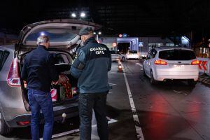 La Guardia Civil registra un vehículo el pasado viernes en la Aduana de la Farga de la Mola.