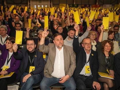 Aragonès y Junqueras votan durante el congreso del partido en Lleida.